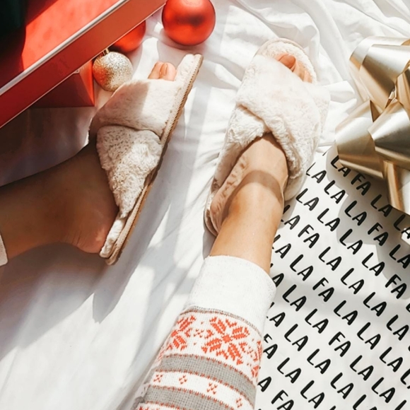 🚨LAST PAIR//BEIGE FUR SLIPPERS - Picture 3 of 11